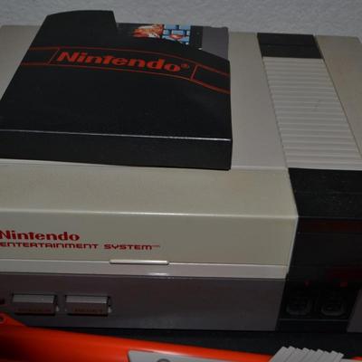 LOT 137 VINTAGE NINTENDO ENTERTAINMENT SYSTEM WITH ZAPPER AND TWO CONTROLS