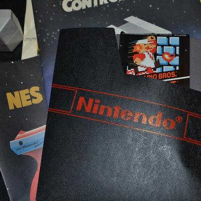 LOT 137 VINTAGE NINTENDO ENTERTAINMENT SYSTEM WITH ZAPPER AND TWO CONTROLS