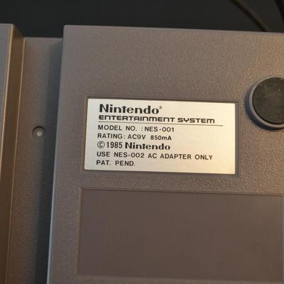 LOT 137 VINTAGE NINTENDO ENTERTAINMENT SYSTEM WITH ZAPPER AND TWO CONTROLS