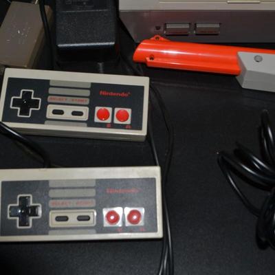 LOT 137 VINTAGE NINTENDO ENTERTAINMENT SYSTEM WITH ZAPPER AND TWO CONTROLS