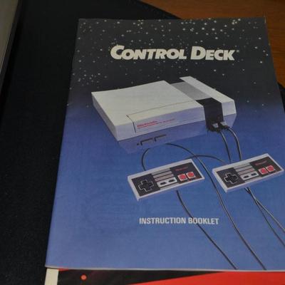 LOT 137 VINTAGE NINTENDO ENTERTAINMENT SYSTEM WITH ZAPPER AND TWO CONTROLS