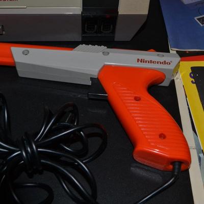 LOT 137 VINTAGE NINTENDO ENTERTAINMENT SYSTEM WITH ZAPPER AND TWO CONTROLS