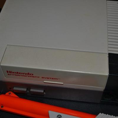 LOT 137 VINTAGE NINTENDO ENTERTAINMENT SYSTEM WITH ZAPPER AND TWO CONTROLS