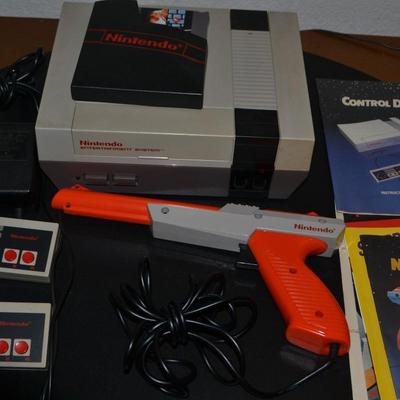 LOT 137 VINTAGE NINTENDO ENTERTAINMENT SYSTEM WITH ZAPPER AND TWO CONTROLS