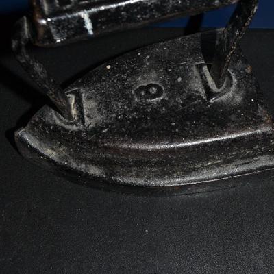 LOT 140. ANTIQUE/VINTAGE BLACKLOCK #8 IRON
