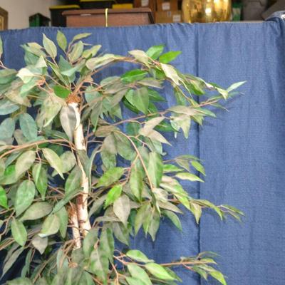 LOT 147. ARTIFICALPLANT/TREE