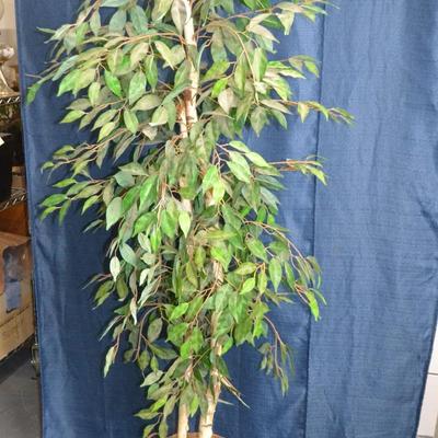 LOT 147. ARTIFICALPLANT/TREE