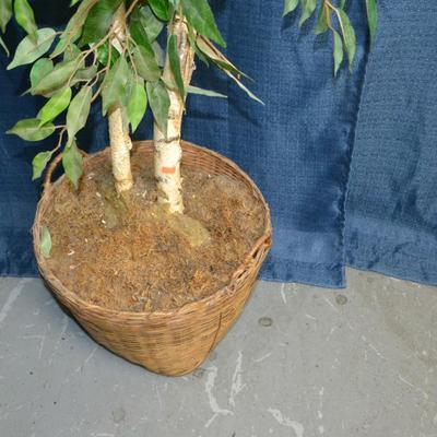 LOT 147. ARTIFICALPLANT/TREE