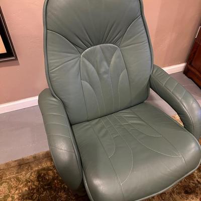 LOT 4:  VINTAGE LEATHER RECLINER ARM CHAIR