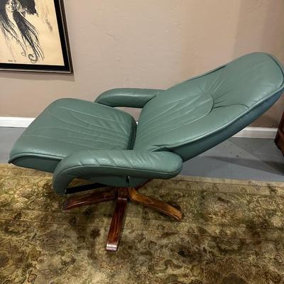 LOT 4:  VINTAGE LEATHER RECLINER ARM CHAIR