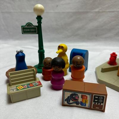 Fisher Price Sesame Street Playhouse & McDonalds (BO-KL)