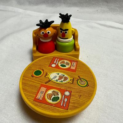 Fisher Price Sesame Street Playhouse & McDonalds (BO-KL)