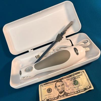 LIKE NEW OSTER ELECTRIC KNIFE IN CASE