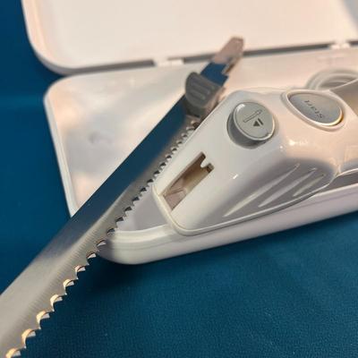 LIKE NEW OSTER ELECTRIC KNIFE IN CASE