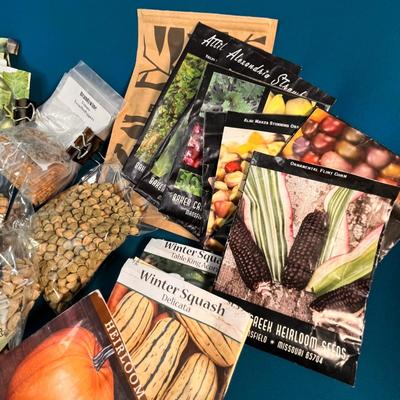 60 ASSORTED PACKETS OF VEGETABLE SEEDS 