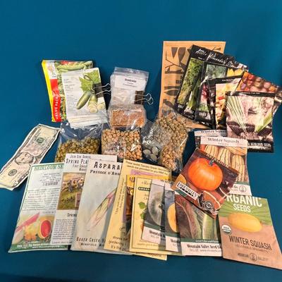 60 ASSORTED PACKETS OF VEGETABLE SEEDS 
