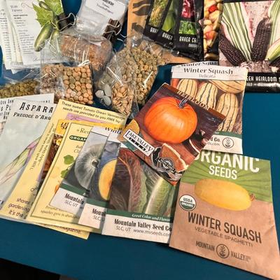 60 ASSORTED PACKETS OF VEGETABLE SEEDS 