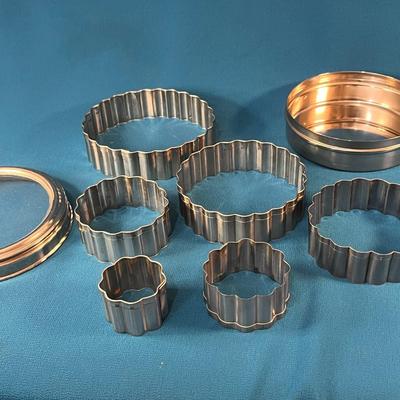 SET OF 6 NESTING FLOWER SHAPED COOKIE CUTTERS IN METAL STORAGE TIN