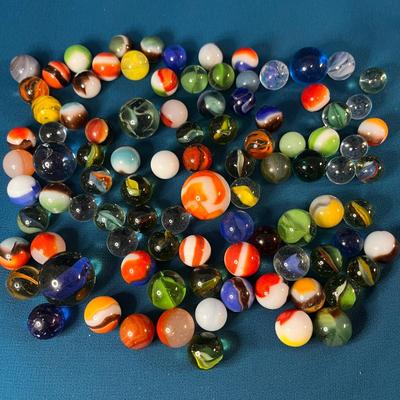100 VINTAGE GLASS MARBLES SOME PEE WEES, SOME BOULDERS, SOME REGULAR