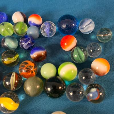 100 VINTAGE GLASS MARBLES SOME PEE WEES, SOME BOULDERS, SOME REGULAR
