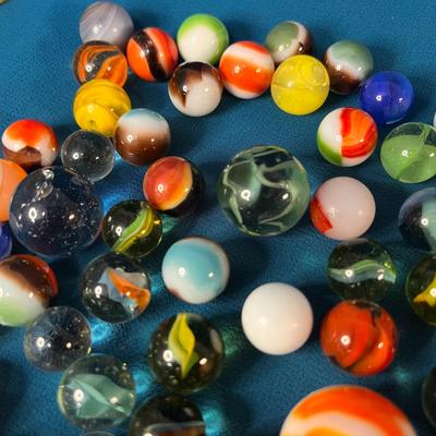 100 VINTAGE GLASS MARBLES SOME PEE WEES, SOME BOULDERS, SOME REGULAR