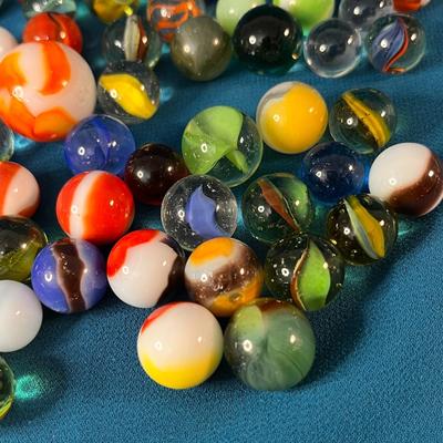100 VINTAGE GLASS MARBLES SOME PEE WEES, SOME BOULDERS, SOME REGULAR