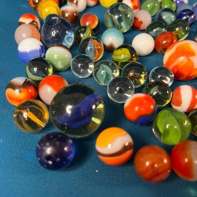 100 VINTAGE GLASS MARBLES SOME PEE WEES, SOME BOULDERS, SOME REGULAR