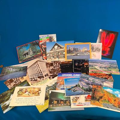 RANDOM ASSORTMENT OF VINTAGE POSTCARDS SEVERAL OF OZARKS & BRANSON, MO