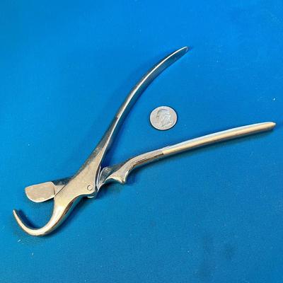 STAINLESS MEDICAL CUTTING INSTRUMENT BREAKS INTO TWO PARTS