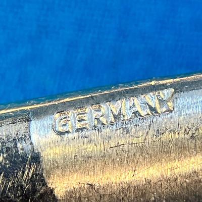 STAINLESS MEDICAL CUTTING INSTRUMENT BREAKS INTO TWO PARTS