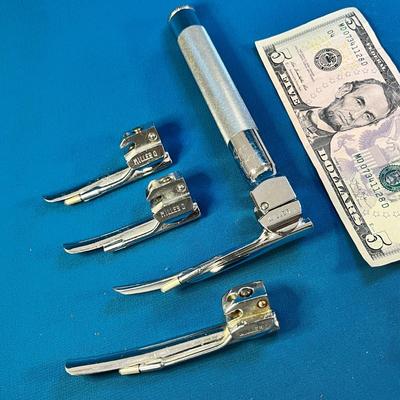 4 SURGICAL INSTRUMENTS â€œMILLER FOREGGERâ€ â€œMILLER DRAGERâ€ LIGHTED