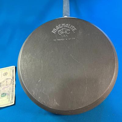 MAGNALITE 10â€ CAST ALUMINUM SKILLET