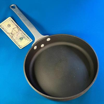 MAGNALITE 10â€ CAST ALUMINUM SKILLET
