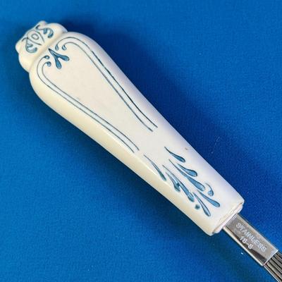 PRETTY BLUE AND WHITE CERAMIC HANDLE WHISK