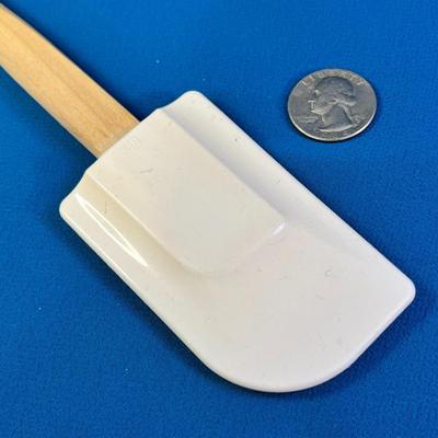 LE CREUSET WOOD HANDLED RUBBER SPATULA LIKE NEW