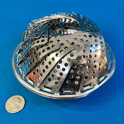 STAINLESS VEGETABLE STEAMER OPENS UP TO 9â€ DIAMETER