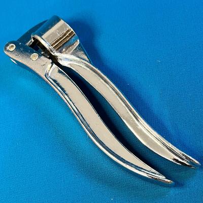METAL GARLIC PRESS 