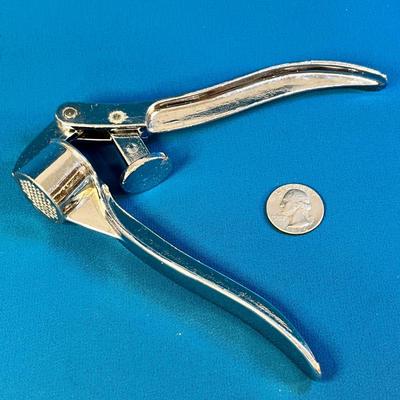 METAL GARLIC PRESS 