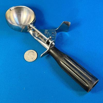 HAMILTON BEACH MECHANICAL ICE CREAM SCOOP