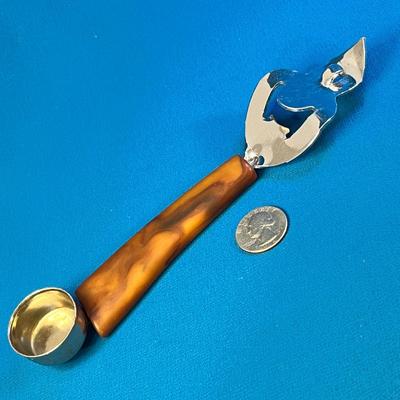VINTAGE MARBLED BAKELITE HANDLED BOTTLE, CAN OPENER WITH JIGGER CUP
