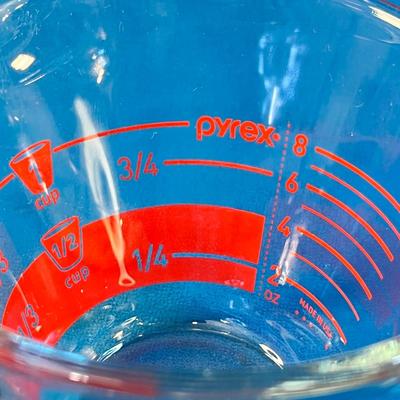 GLASS PYREX 1 CUP MEASURING CUP WITH POURING SPOUT AND METRIC MEASUREMENTS