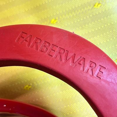 RED KITCHEN FARBERWARE APPLE CUTTER CORER TOOL