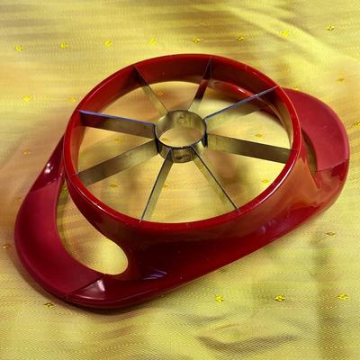 RED KITCHEN FARBERWARE APPLE CUTTER CORER TOOL