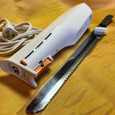 LIKE NEW BLACK & DECKER ELECTRIC SLICING KNIFE 9â€ STAINLESS SERRATED BLADES