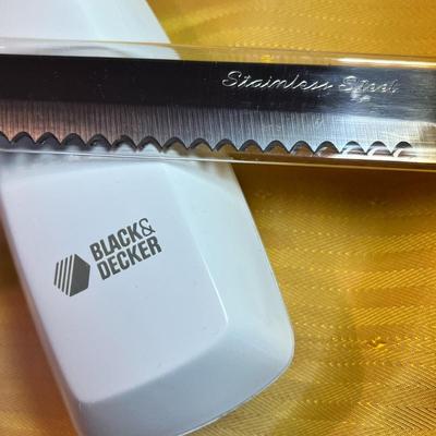 LIKE NEW BLACK & DECKER ELECTRIC SLICING KNIFE 9â€ STAINLESS SERRATED BLADES