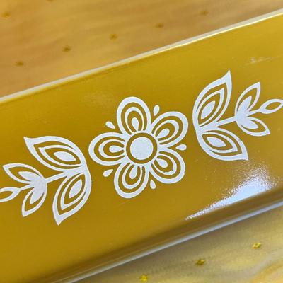 SMALL VINTAGE PYREX HARVEST GOLD BUTTERFLY FLOWER PATTERN SMALL BREAD PAN
