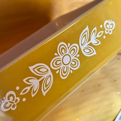 SMALL VTG. PYREX HARVEST GOLD BUTTERFLY FLOWER PATTERN SMALL CASSEROLE PAN