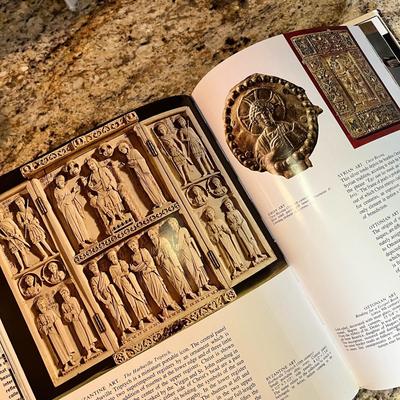 GREAT MUSEUMS OF THE WORLD â€œLOUVRE PARISâ€ BOOK BY NEWSWEEK