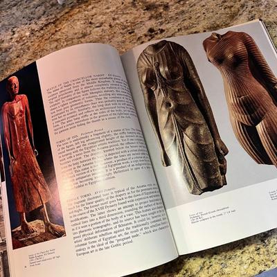 GREAT MUSEUMS OF THE WORLD â€œLOUVRE PARISâ€ BOOK BY NEWSWEEK