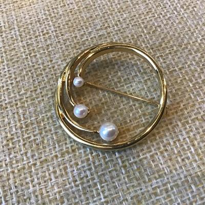 VINTAGE SIGNED MONET PIN SWIRL DESIGN WITH FAUX PEARL BROOCH